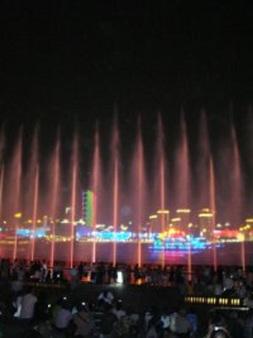 夜晚变化多端的喷泉，被霓虹色的荧光照耀着...