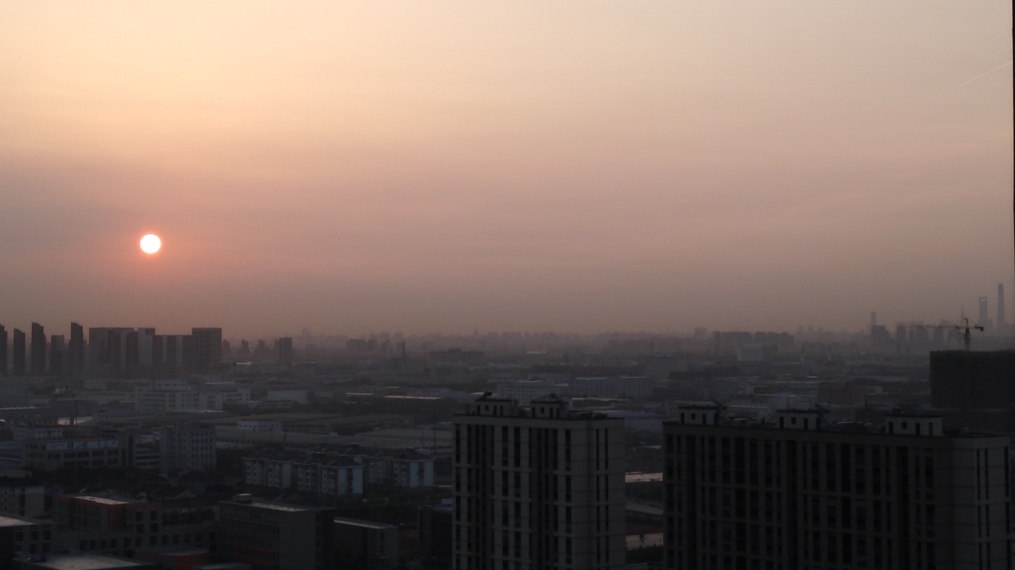 清晨从阳台向东眺望，正是日出时分，太阳缓...