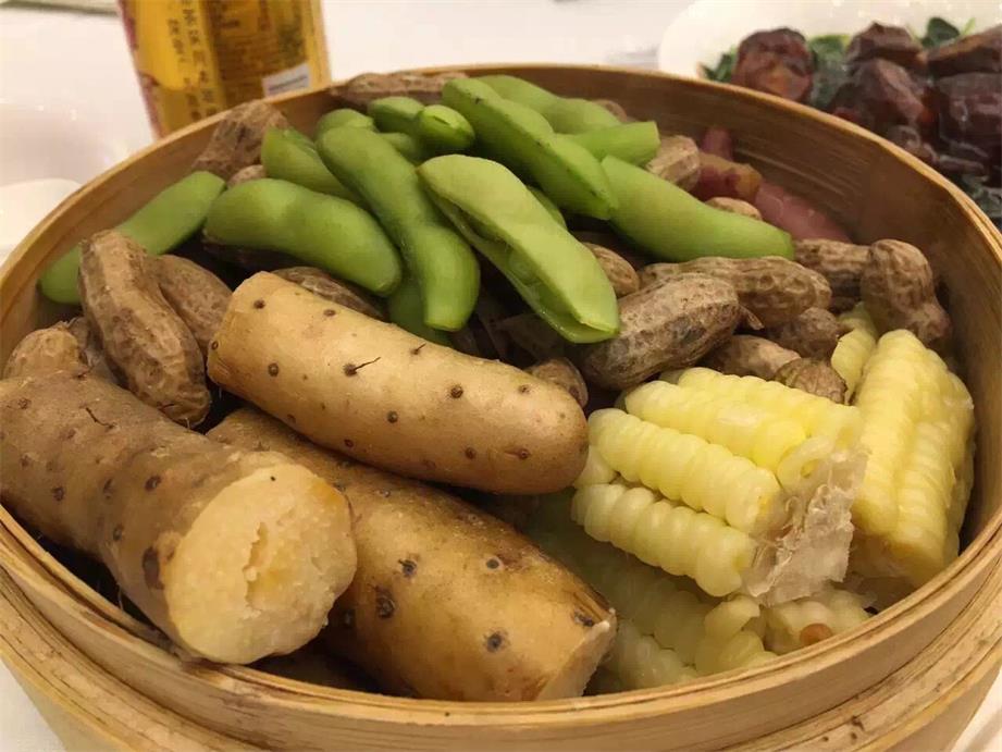 “咕嘟~”菜还没有稳稳当当的端上来，我的...